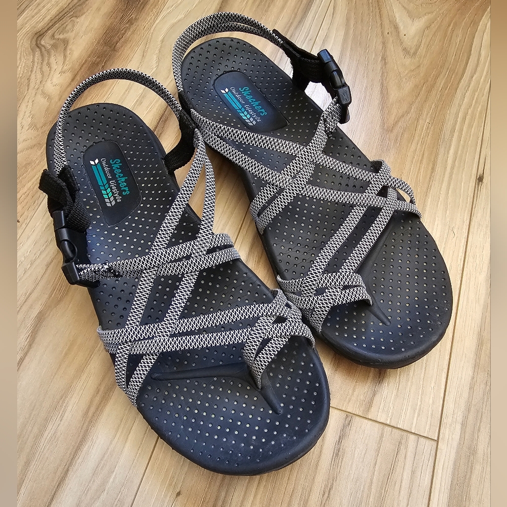 Skechers Reghae Irie Mon  Women's Black/ White  Sandals Size 10